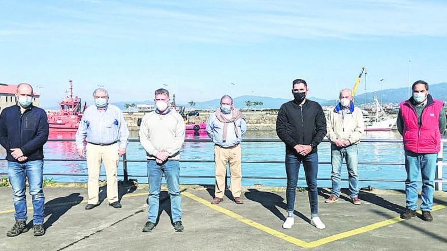 En la imagen, de izquierda a derecha: Javier Herrera (Club de Piragüismo Olívico), Manuel Seoane (secretario general Gold River Race), José Alfredo Bea (Federación Gallega), Alfredo Iglesias (Club Marítimo de Vigo), Iván Alonso, Manuel Veiga (Liceo Marítimo de Bouzas), Emilio Méndez (Club Marítimo de Canido); al lado, logo de la prueba.