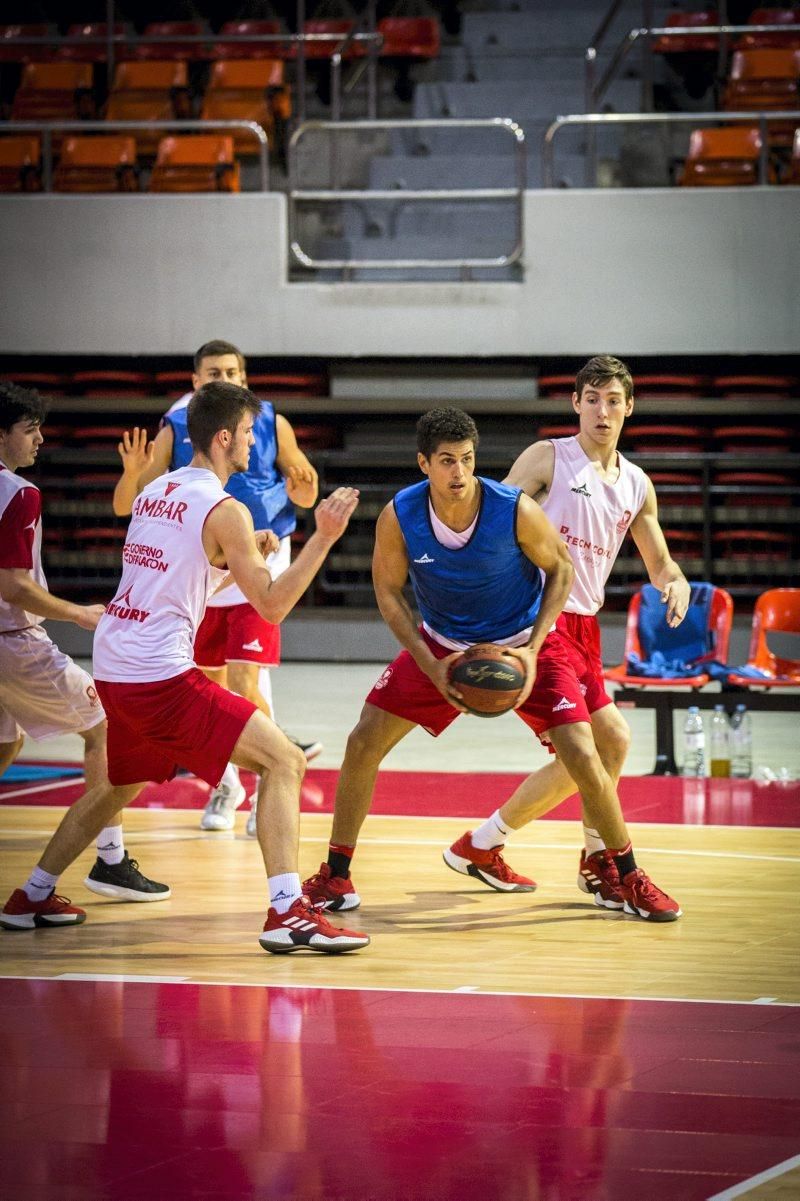 Un centenar de niños disfruta del entrenamiento del Tecnyconta