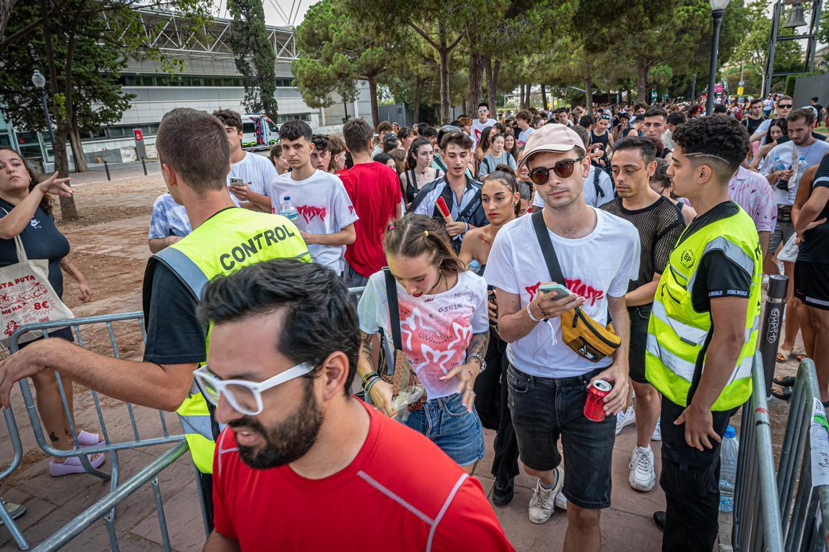 Ambiente en la cola antes del concierto de Rosalía