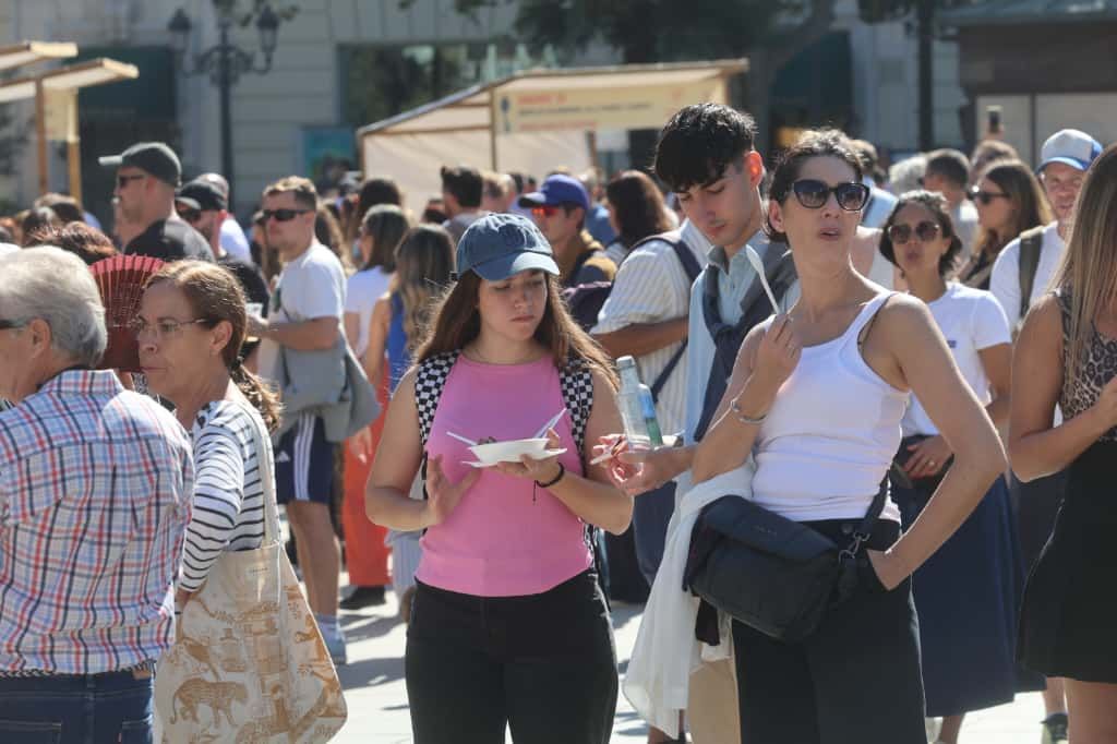 La plaza del Ayuntamiento de València se convierte en un gran restaurante al aire libre con el Tastarròs