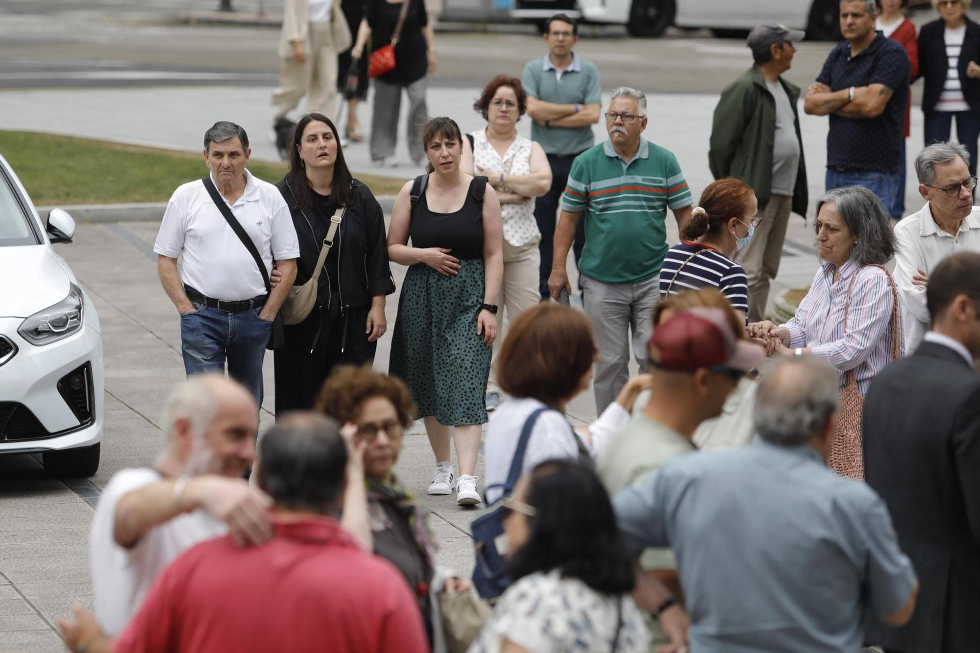 Así fue la despedida y el homenaje de amigos y clientes del Cafetón en Avilés a sus dueños, muertos en León