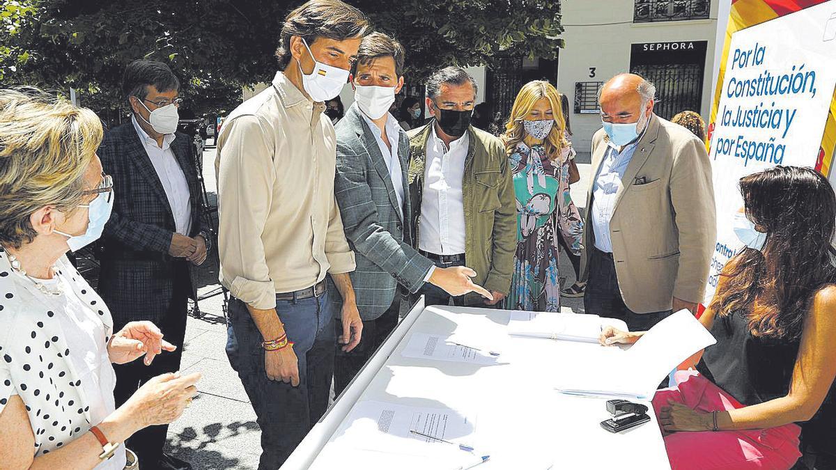 Montesinos, Celma, Beamonte, Vaquero y Aranda, en la mesa instalada en la plaza de España para firmar.