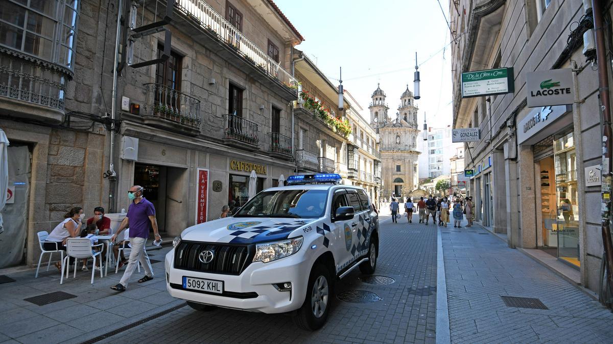 Un coche patrulla de la Policía Local de Pontevedra en la calle Michelena/ Gustavo Santos