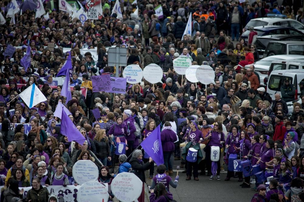 Las calles de Verín se tiñen de morado