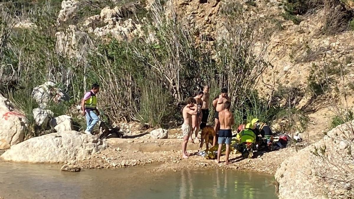 Momento de las maniobras de reanimación cardiopulmonar al menor ahogado en Alborache