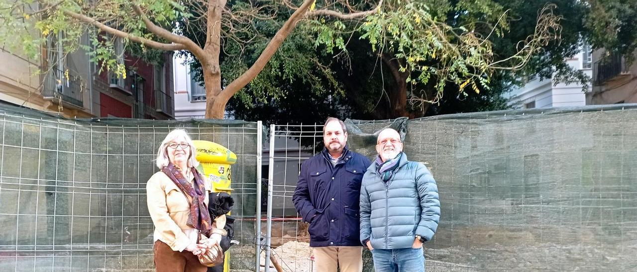 Dirigentes vecinales del Centro, esta semana delante de la plaza de San Pedro Alcántara