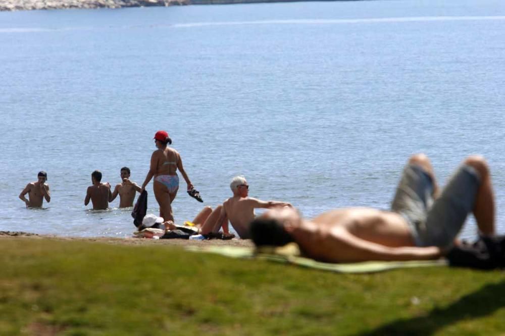 Los malagueños se lanzan a la playa