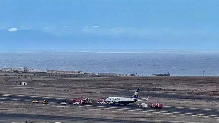 Tenerife Sur vuelve a estar operativo tras retirar el avión que bloqueaba la pista