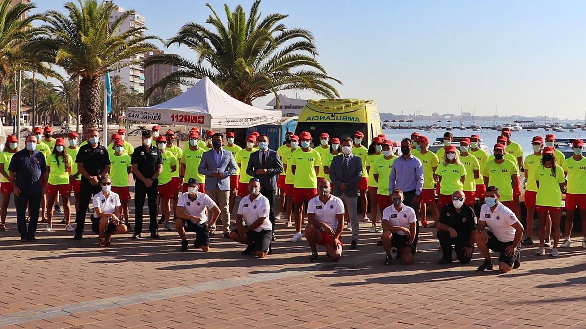 El consejero Antonio Sánchez Lorente y el alcalde de San Javier, José Miguel Luengo, junto a algunos de los efectivos del Plan Copla. | CARM