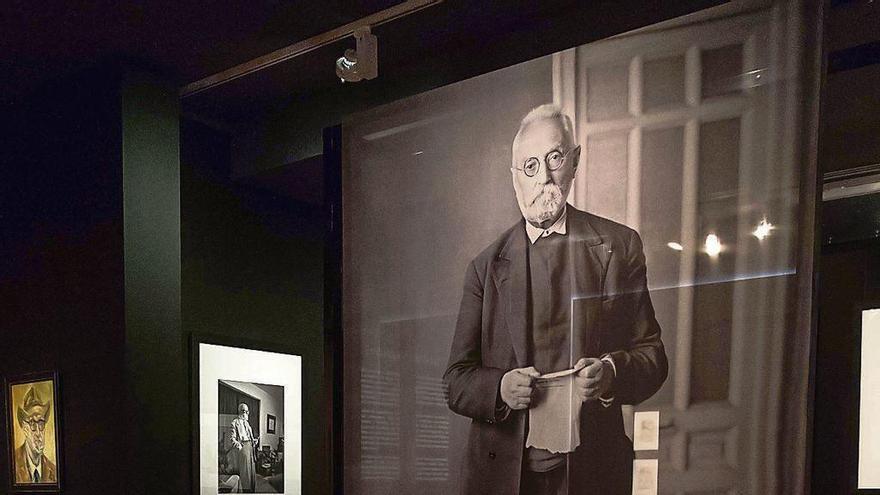 Unamuno ilustra un mural frente a la vitrina que expone la carta remitida por León Felipe.