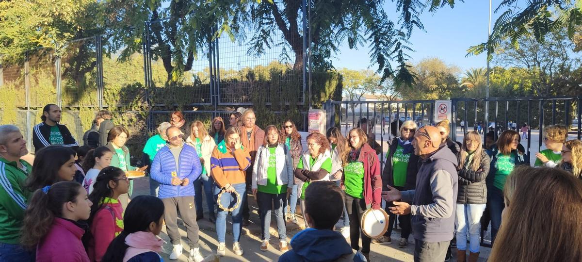Padres y docentes concentrados a las puertas del colegio Bienvenido Conejero de Los Alcázares-