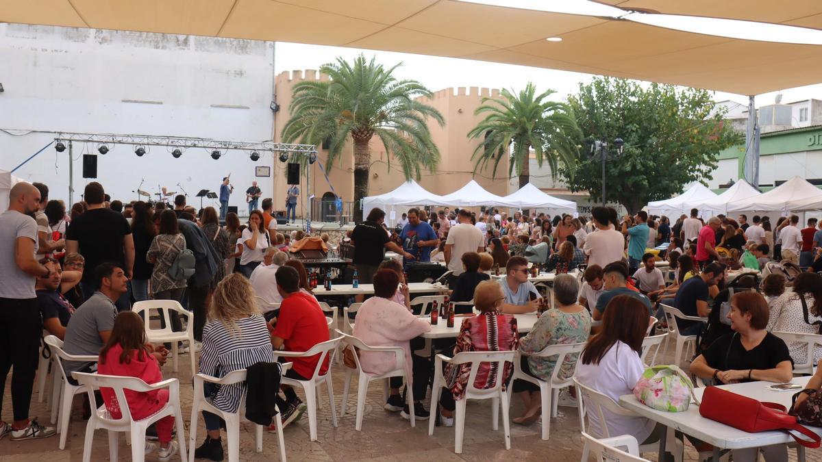 Asistentes a la primera edición de la feria de asociaciones de Benigànim.