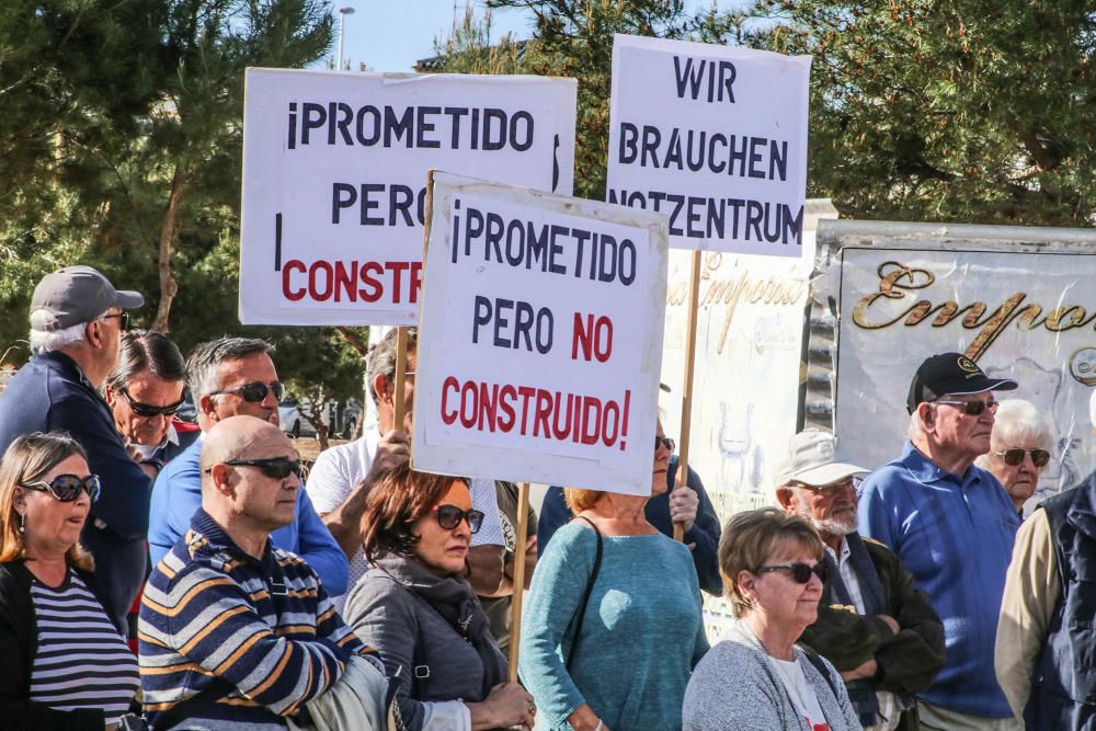 Manifestación en el Centro de Coordinación de Emergencias de Orihuela Costa