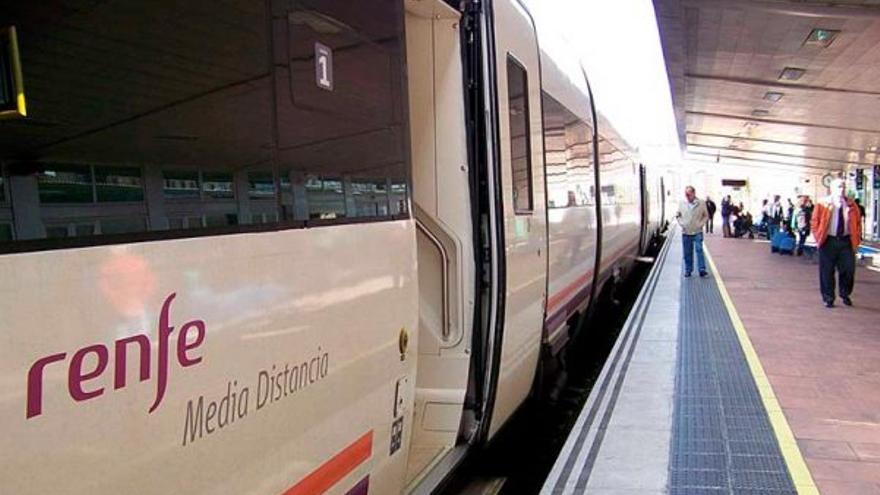 Un tren parado en una estación.