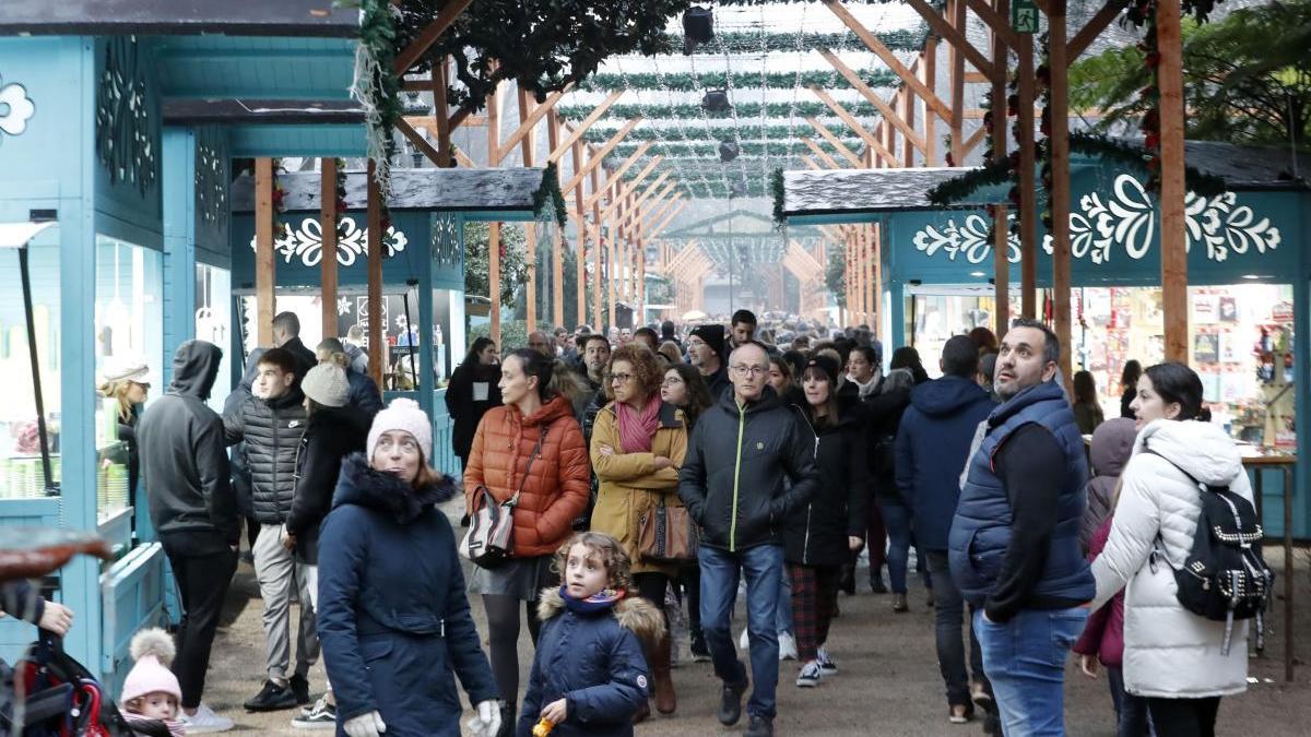 Asistentes al mercadillo de la Navidad en Vigo 2019. // J. Lores