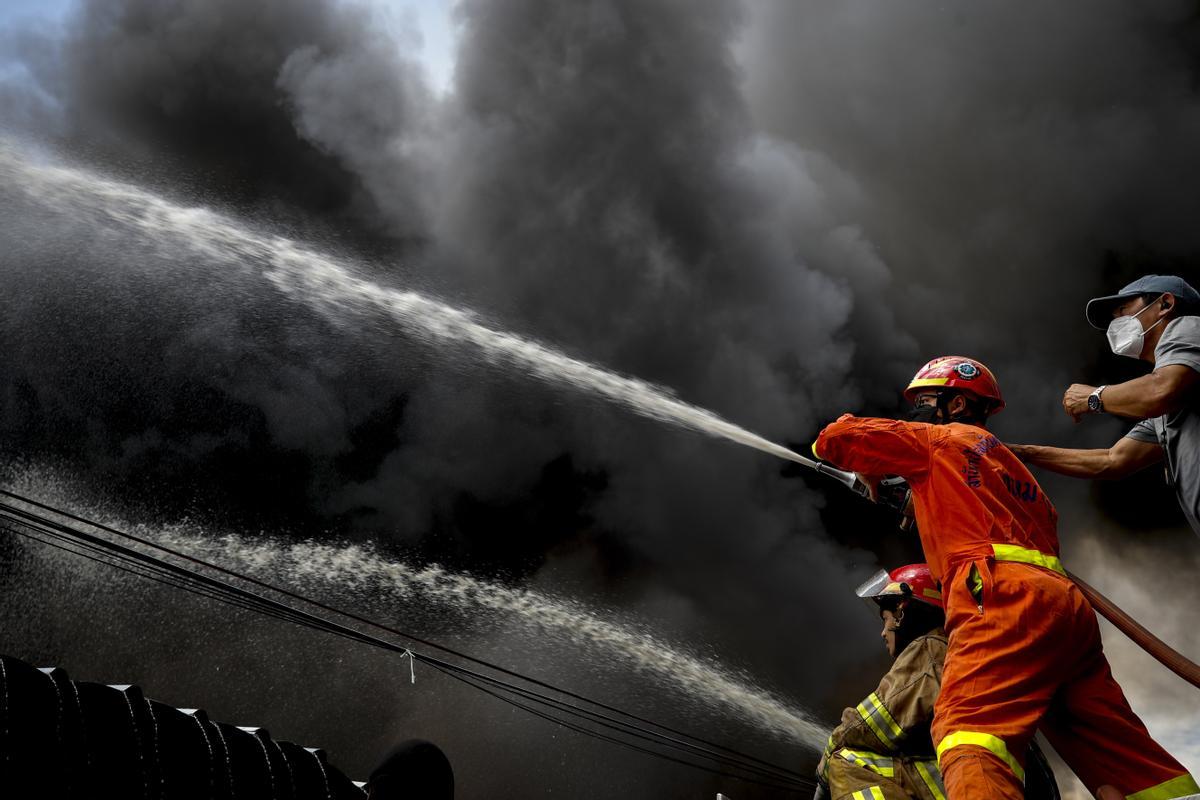 Un gran incendio destruye casas en una comunidad en el centro de Bangkok