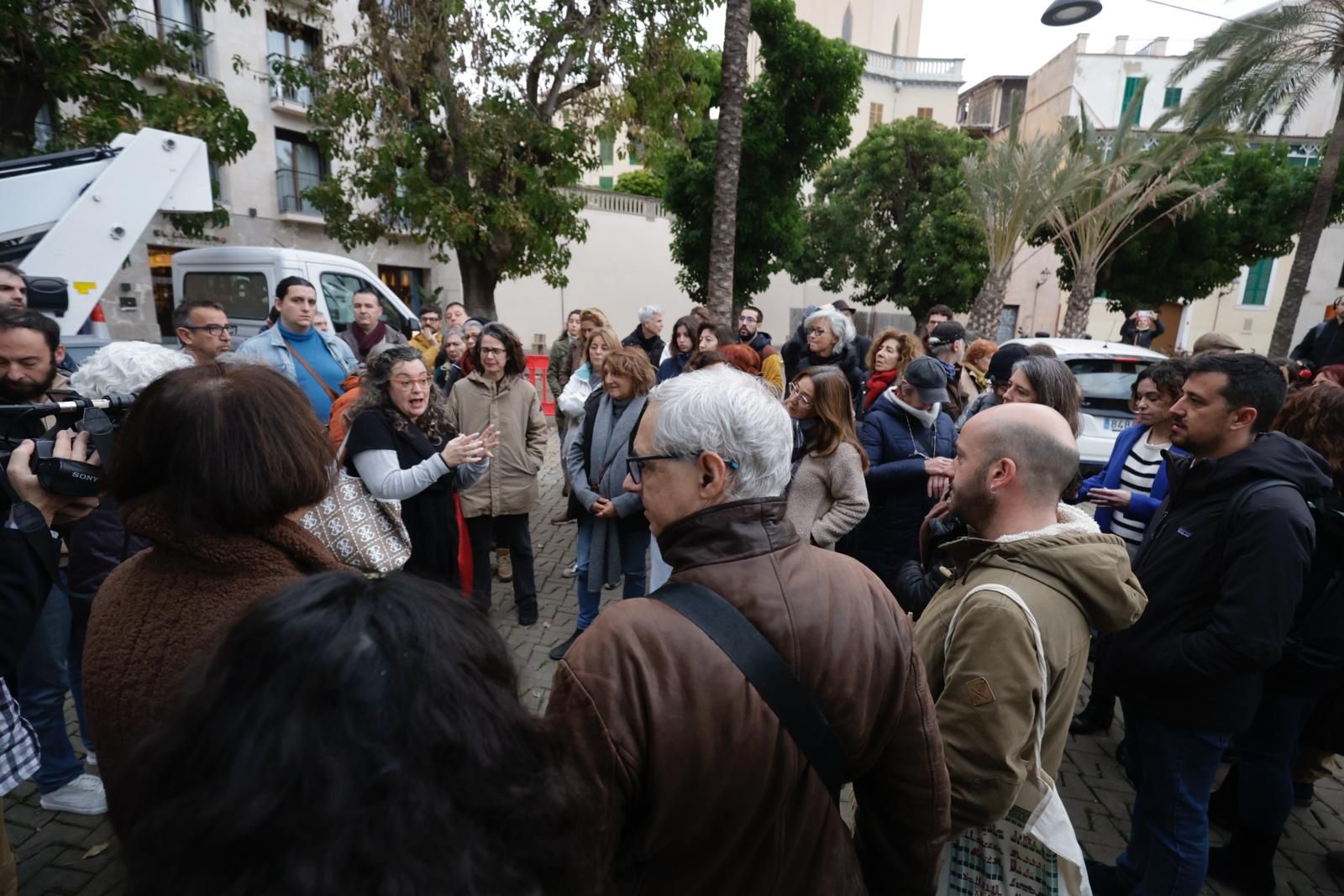 Los vecinos consiguen parar la tala de árboles en la plaza Llorenç Villalonga de Palma