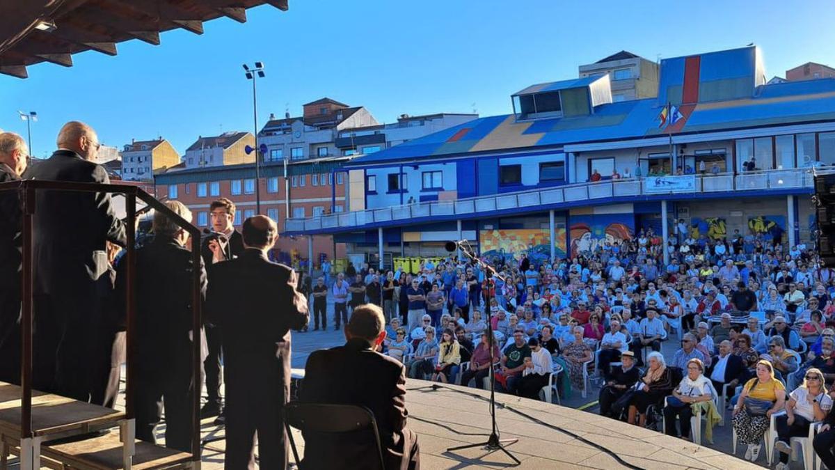 Una de las agrupaciones en el Festival de habaneras que reunió a mucho público en el paseo.   | // FDV