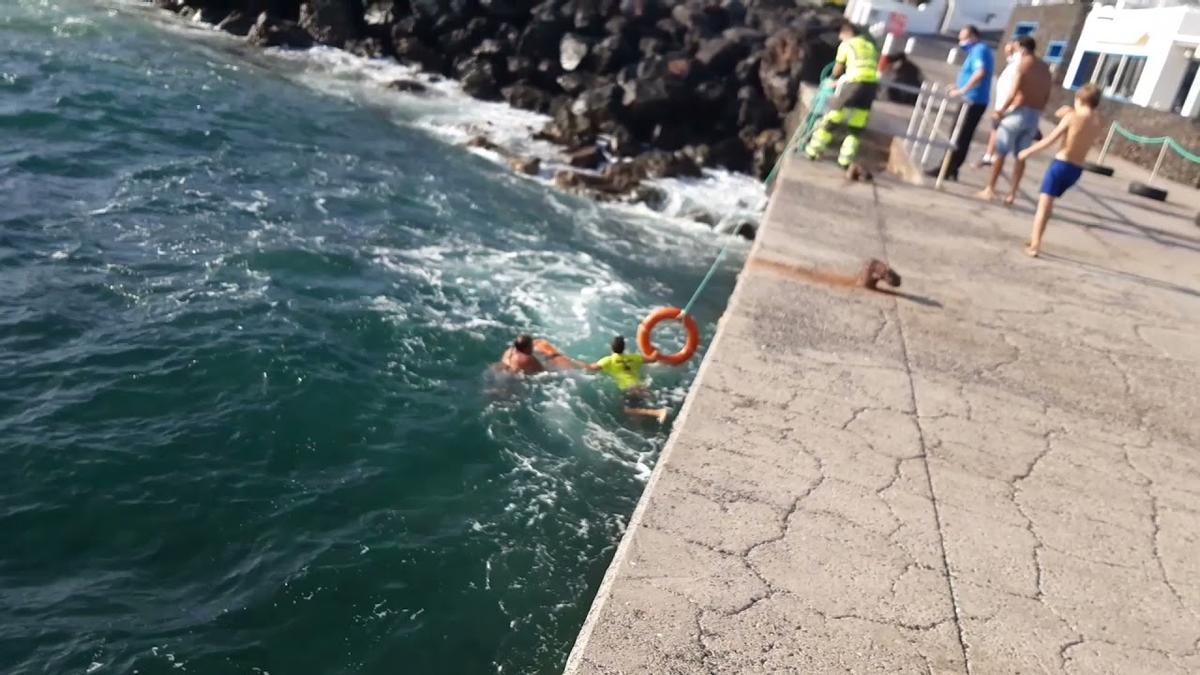 Difícil rescate de una mujer por el fuerte oleaje en Puerto del Carmen