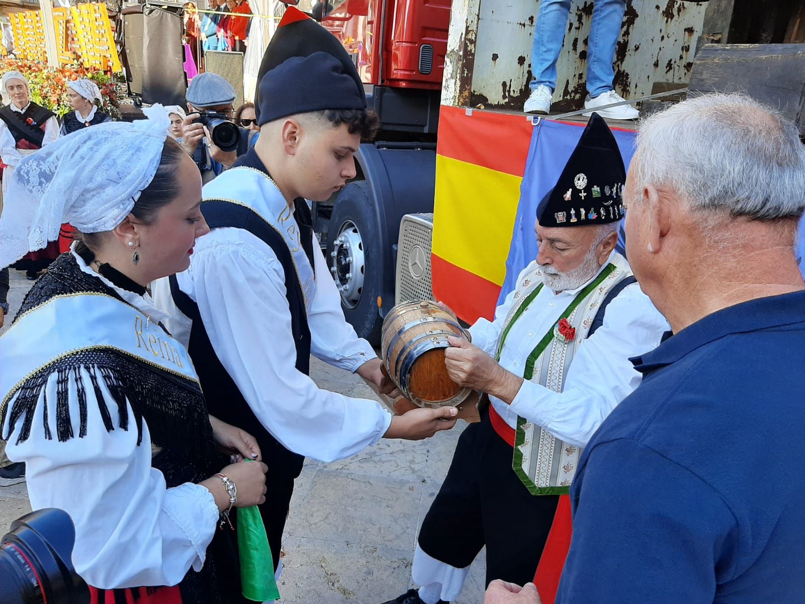 Villaviciosa ofrece el primer mosto a la Portalina: así ha sido el acto seguido de un desfile de carrozas