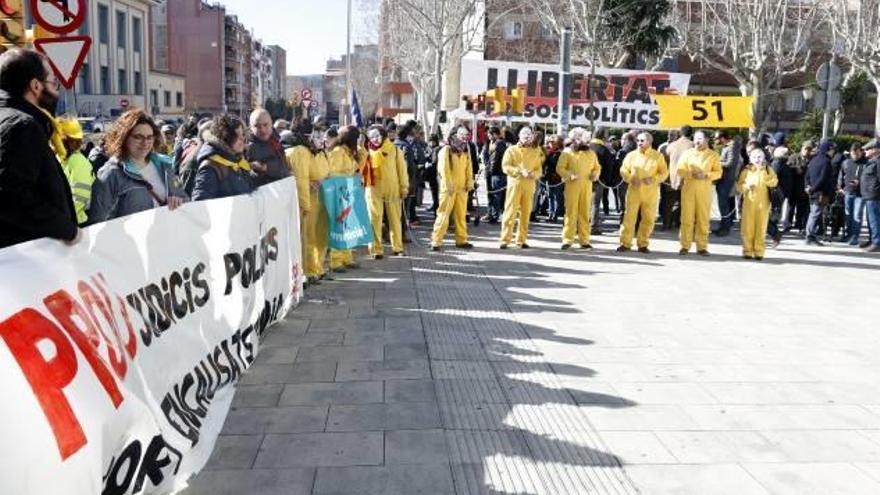 Imatge del segon dia de mobilitzacions davant dels jutjats d&#039;Igualdaa, ahir al matí