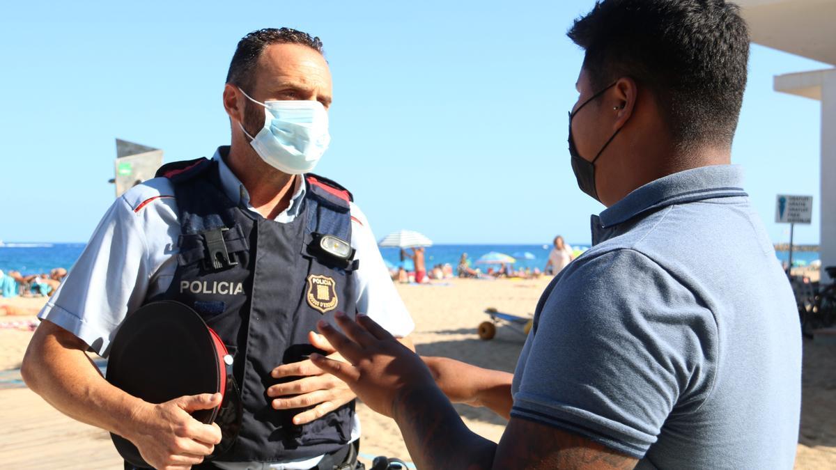 En Jaume i en Bryan parlant a la platja de Platja d&#039;Aro.