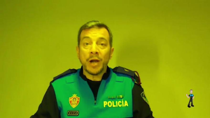 "Aquí en casita me quedo yo": así es la nueva (y pegadiza canción) del "poli marchoso" de Oviedo