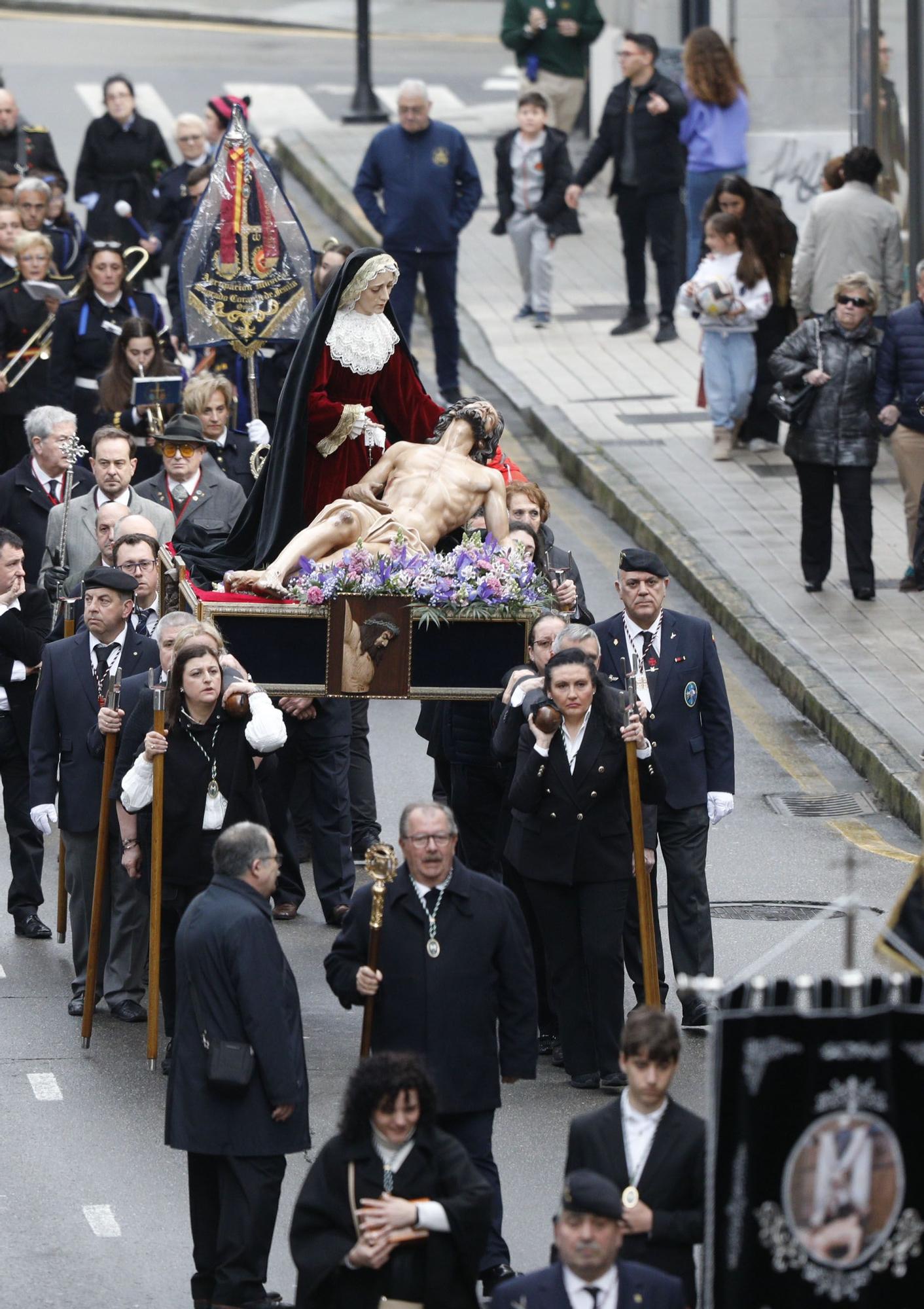 En imágenes: así fue el traslado de la Piedad en Gijón