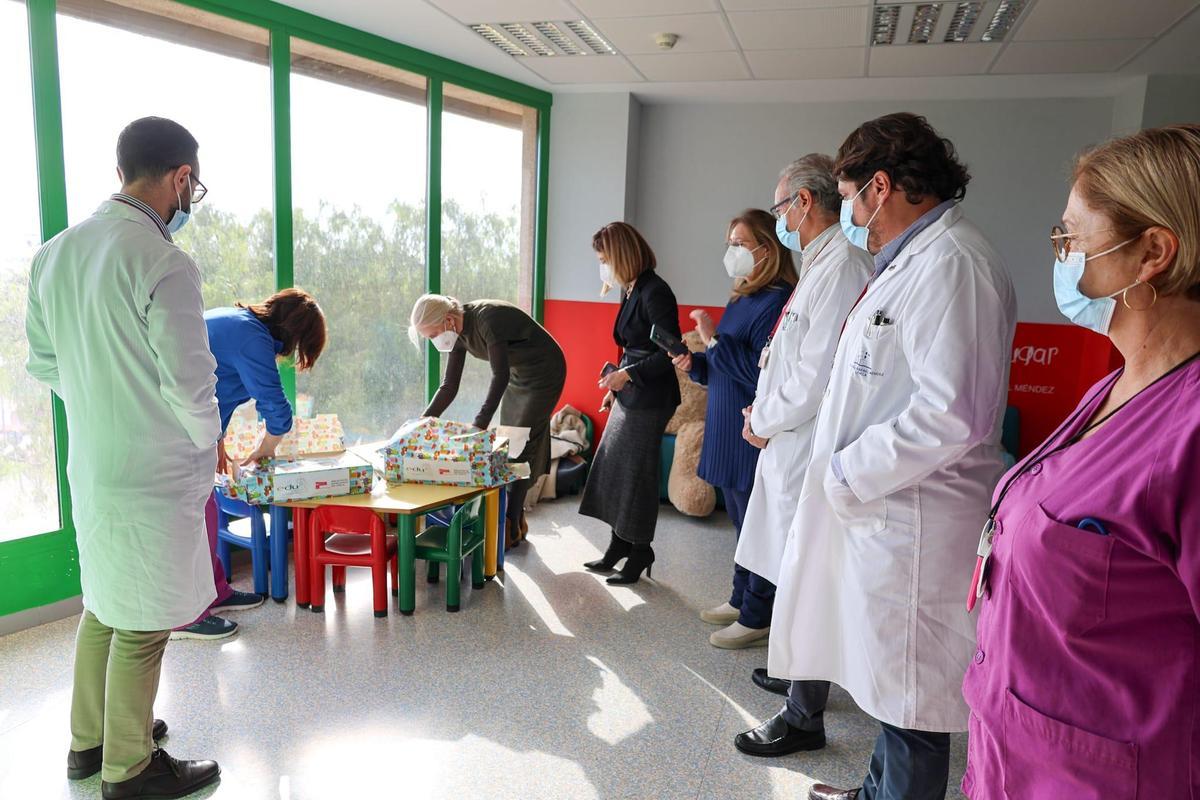 La biblioteca infantil del hospital recibía medio centenar de nuevos ejemplares.