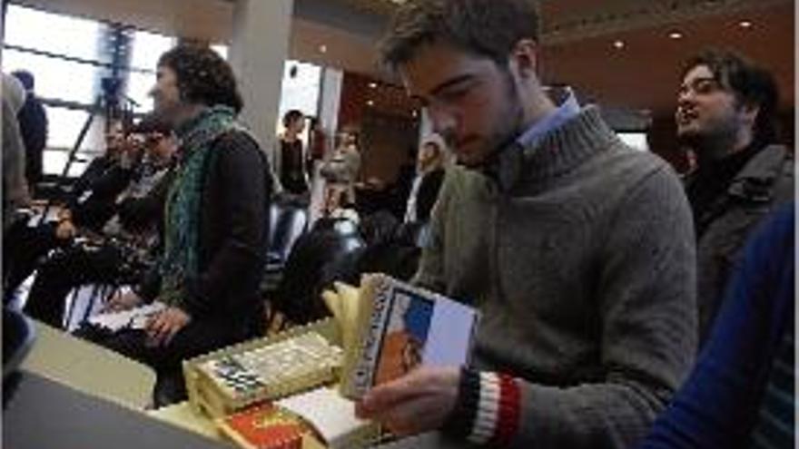 Un representant de la Federació Nacional d&#039;Estudiants de Catalunya revisa la documentació provinent de l&#039;arxiu de Salamanca.