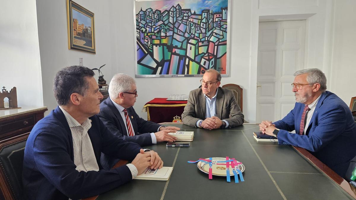 El alcalde de Cáceres, Rafa Mateos, en la reunión mantenida con el rector de la UEx, Pedro Fernández, acompañado por Francisco Álvarez, secretario general y Agustín García, vicerrector de Economía.
