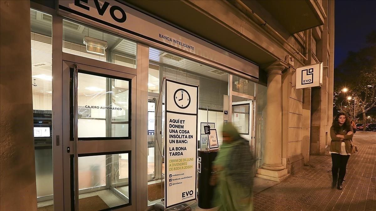 zentauroepp23977903 barcelona 21 10 2013 evo banco que abre hasta las 20 horas171031124243 zentauroepp23977903 barcelona 21 10 2013 evo banco que abre hasta las 20 horas171031124243
