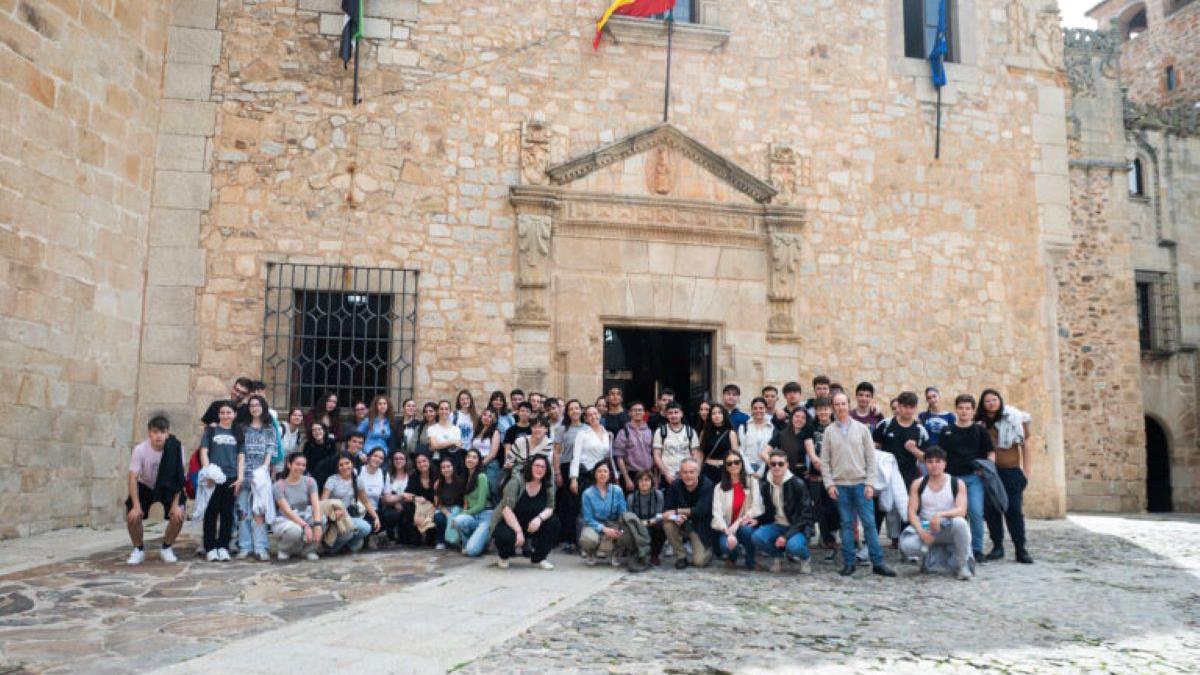 Escolares en un acto de Memoria Democrática organizado por la Diputación de Cáceres.