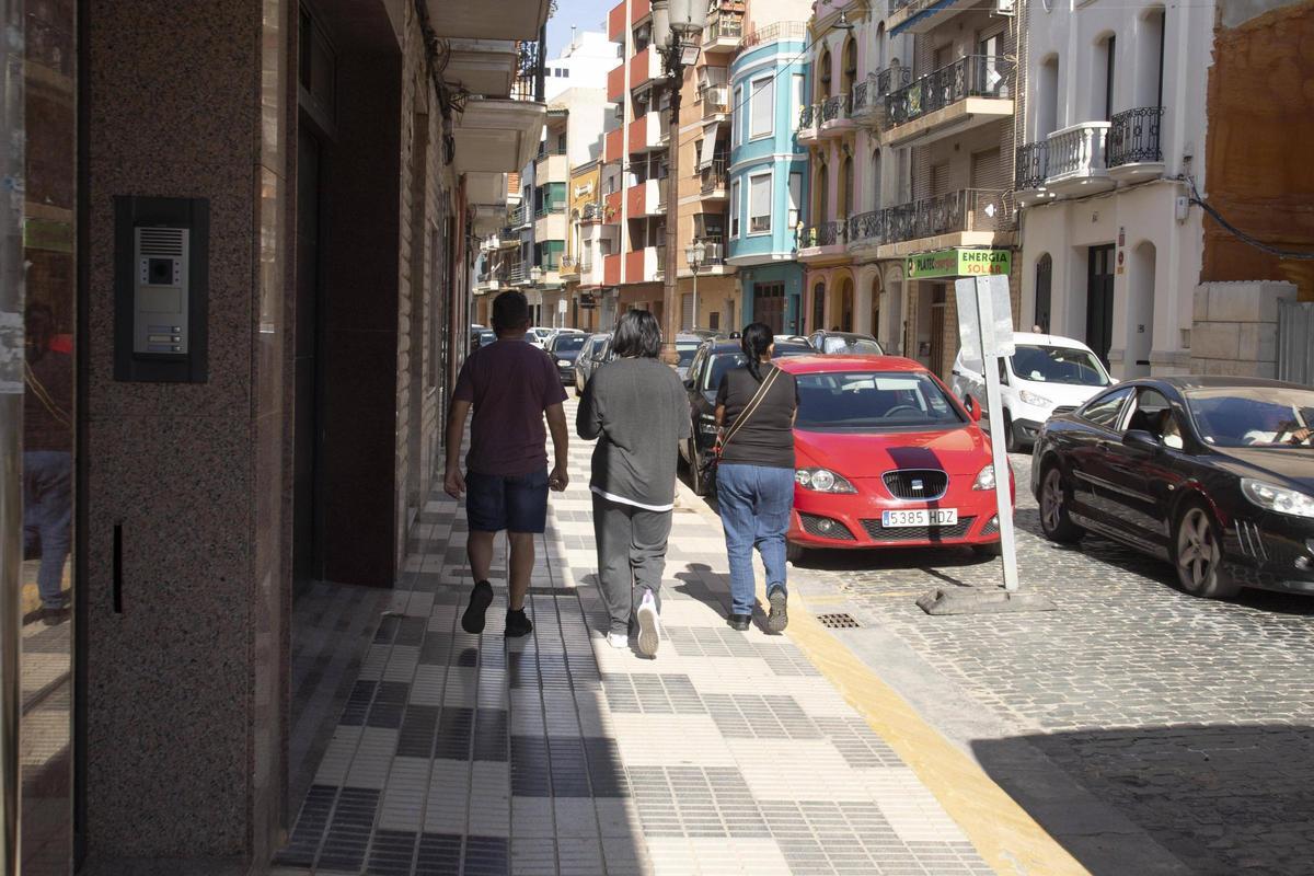 Tres vecinos de Algemesí pasean por una céntrica calle de la ciudad, en una imagen de archivo.