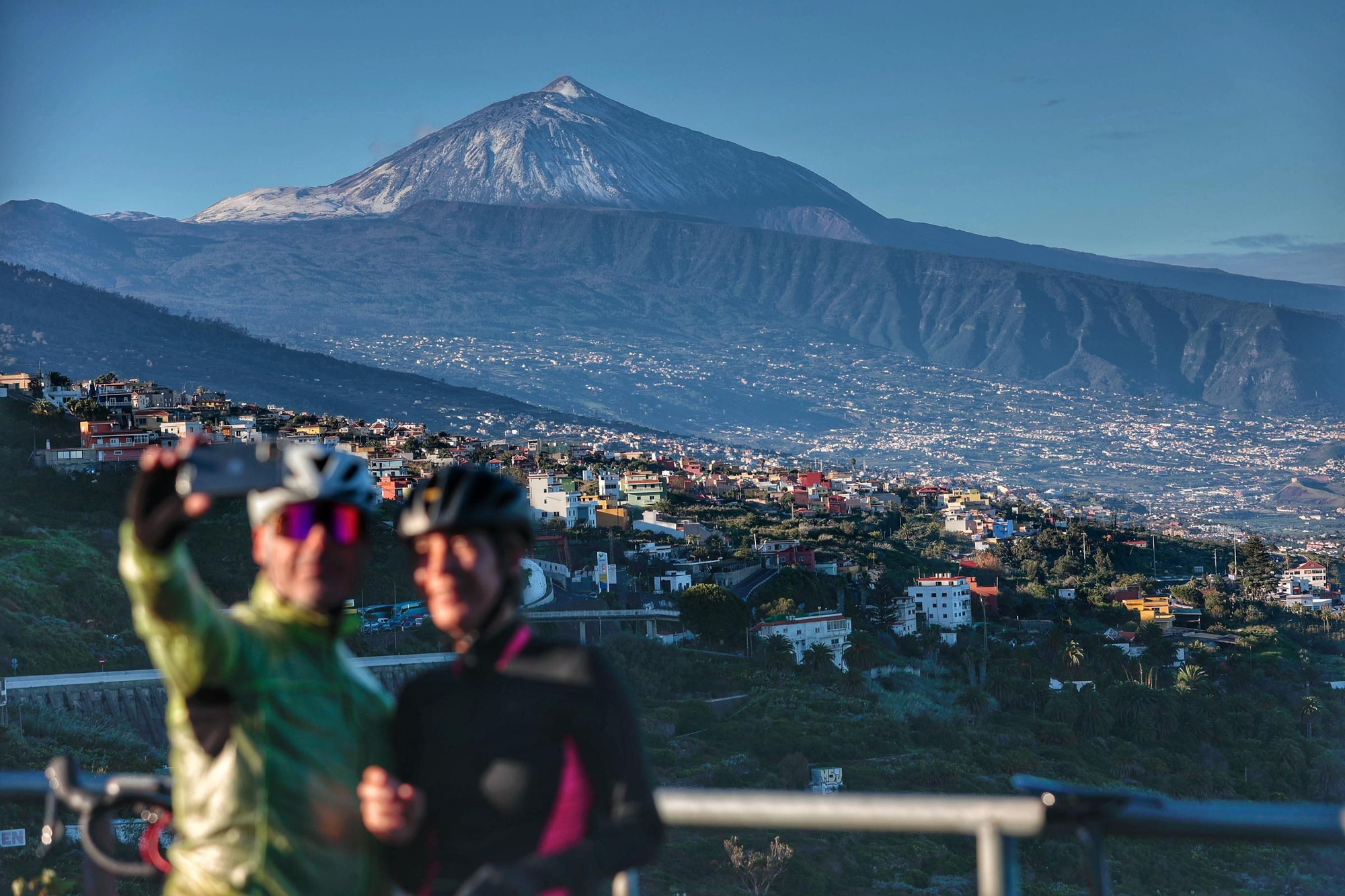 El Teide 'regala' a los tinerfeños un manto nevado por Navidad