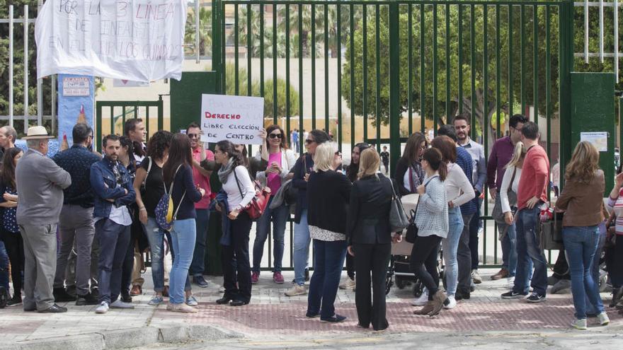 Las familias se concentran porque no quieren llevar a sus hijos a otros centros.