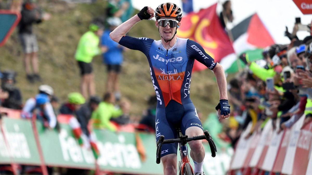 Eddie Dunbar celebra haber ganado la penúltima etapa de la Vuelta, este sábado.