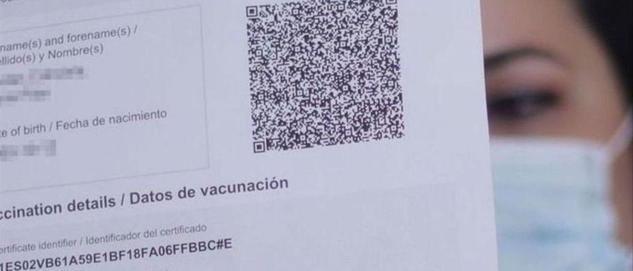 Una persona muestra el certificado Covid.