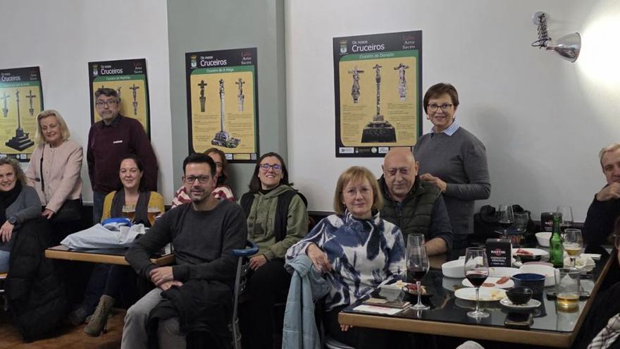Participantes nas xornadas no Café de 
Mili, que acolle a mostra de arte sacro.