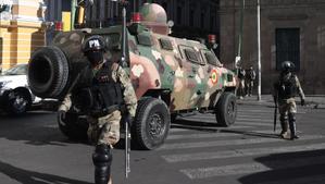 Un tanque militar entra a la fuerza por las puertas de la sede del Ejecutivo boliviano