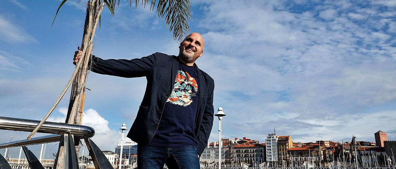 El actor Carlos Mesa, en el muelle de Fomento de Gijón.