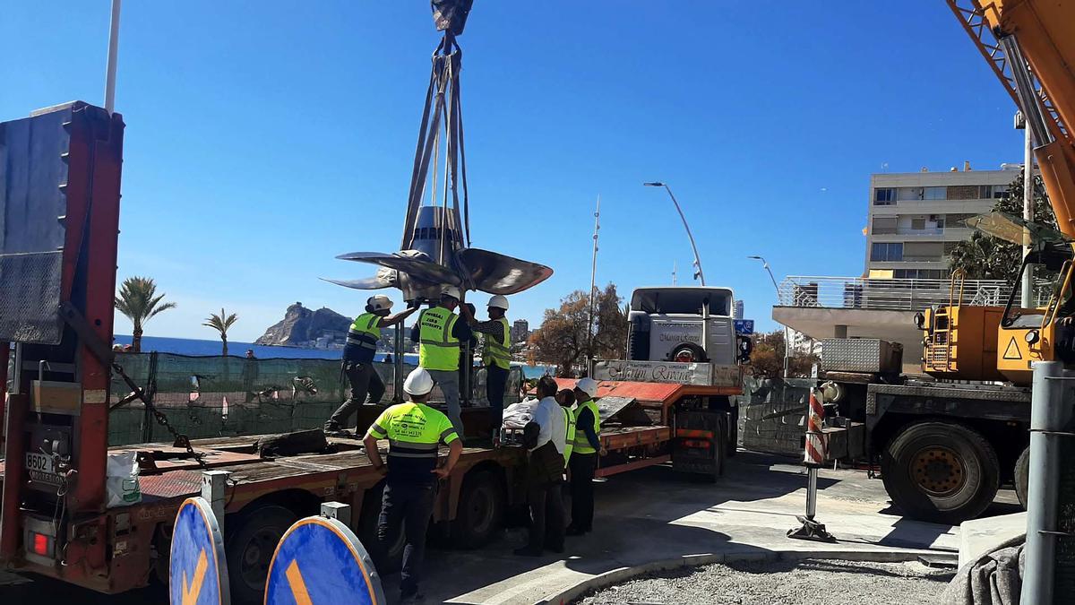 Los trabajos de instalación de la hélice en la rotonda de la playa de Poniente de Benidorm.