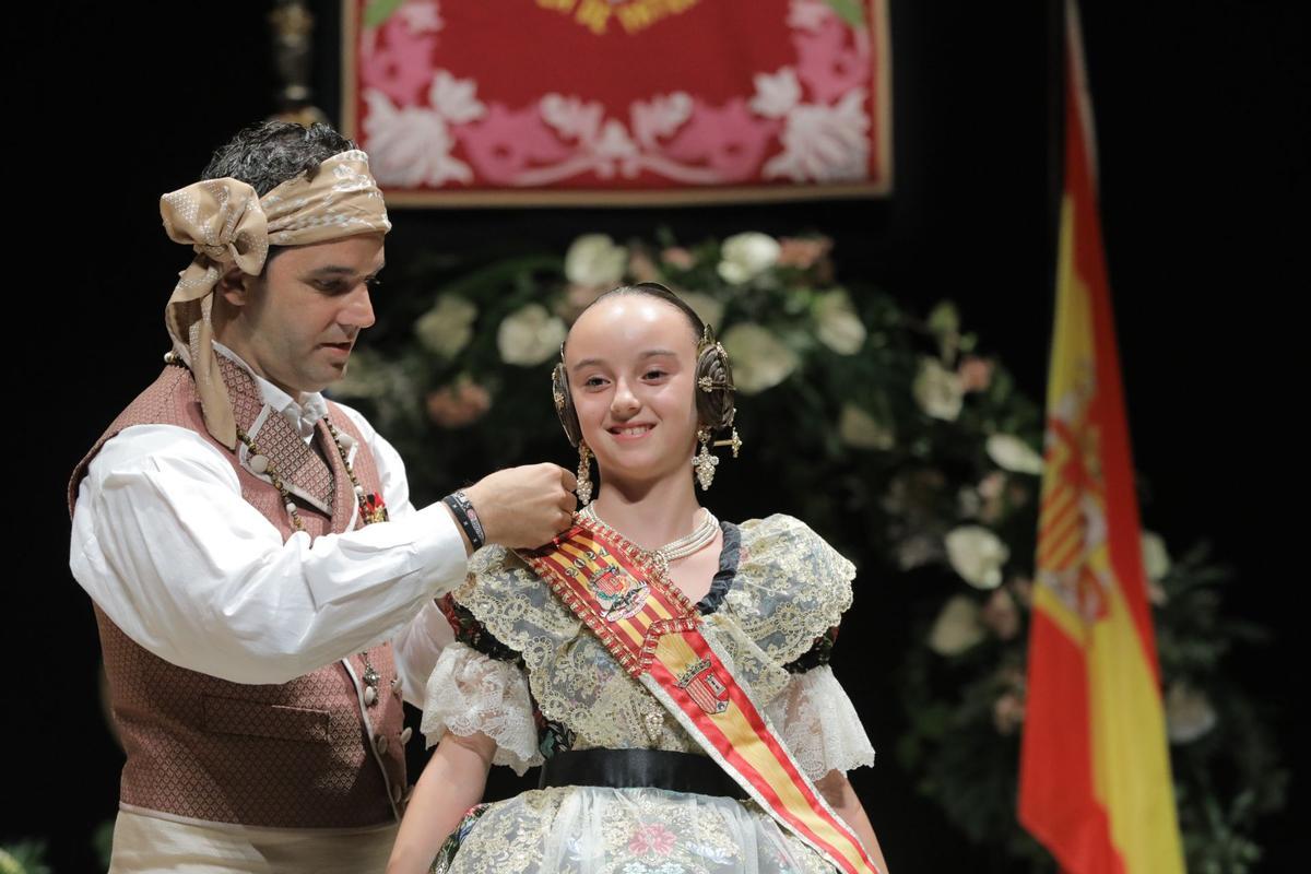 Sagredo en la imposición de la insignia de oro a Vera Niñerola, Fallera Mayor Infantil de Paterna 2024 durante su acto de Exaltación este sábado