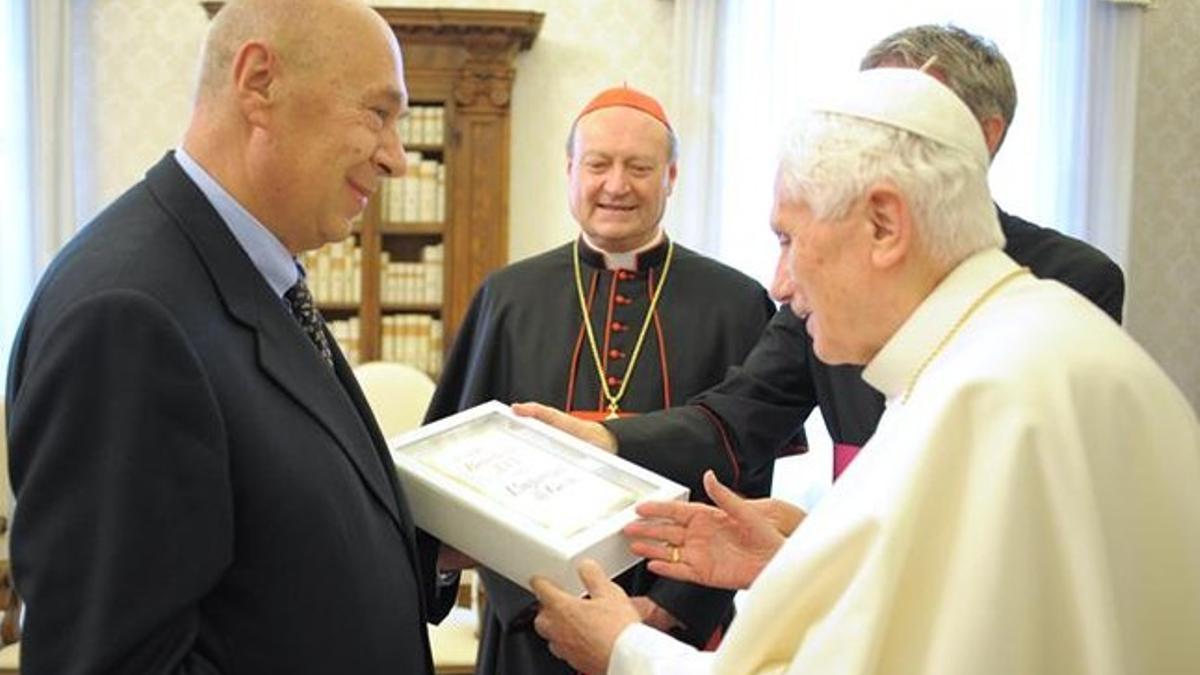 El Papa con el ejemplar del tercer volumen de la biografía de Jesús.