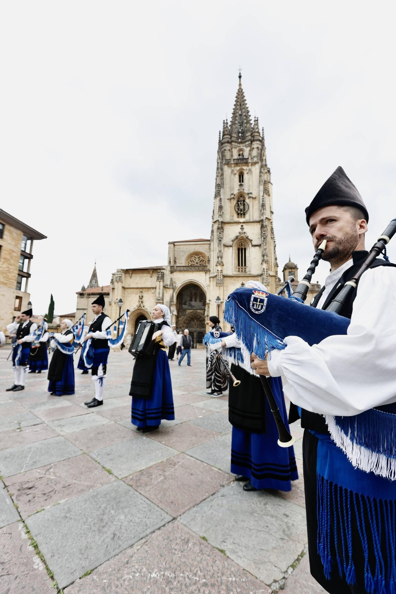 Cientos de brazos al aire junto a la Catedral de Oviedo para que la sidra sea patrimonio de la humanidad