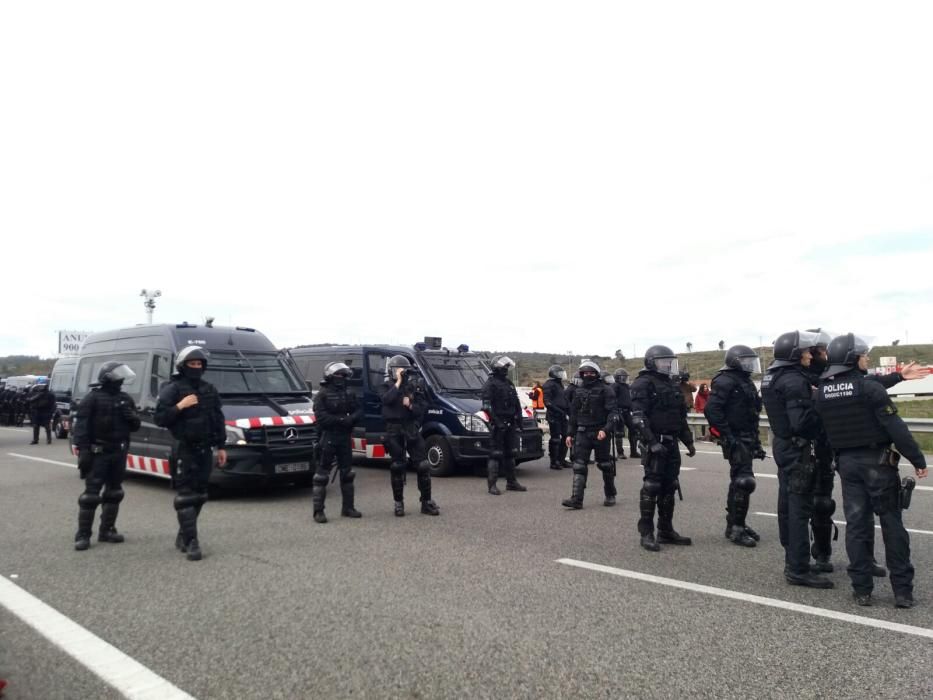 Els Mossos desallotgen els manifestants de l'AP-7