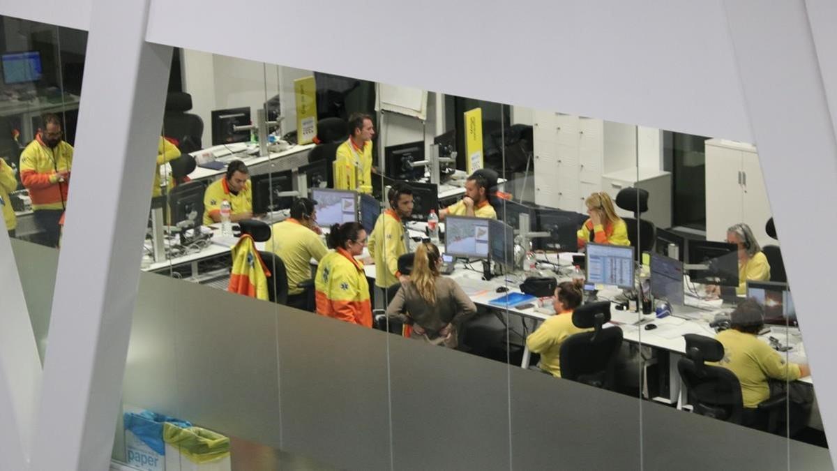 Equipos de emergencia trabajando en el edificio del 112 de Reus, el 14 de enero del 2020