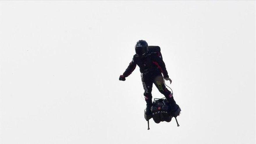 Franky Zapata, el héroe volador, se cae al intentar cruzar el Canal de la Mancha