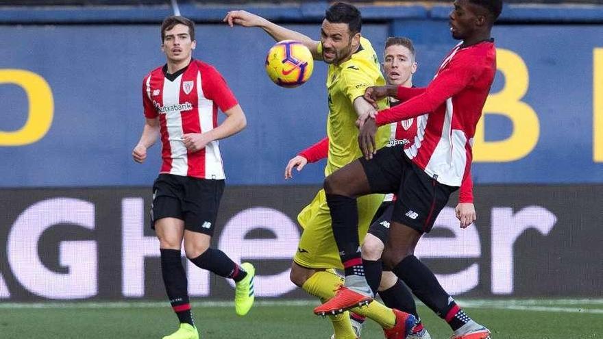 Iborra pugna con Williams durante el partido de ayer en el estadio de La Cerámica.