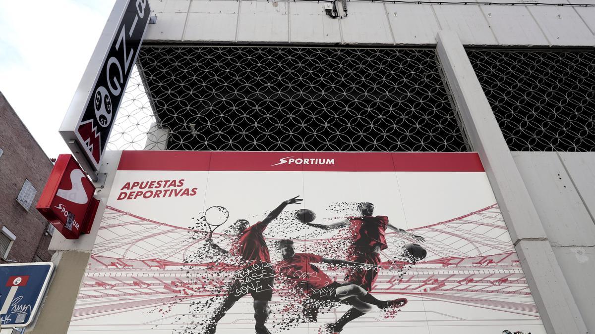 Imagen de un cartel publicitario de un juego de un local de apuestas deportivas de Sportium, en Madrid